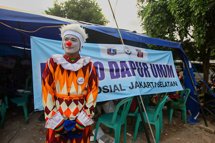 Sejumlah Badut yang tergabung dalam komunitas ABI menghibur anak-anak korban kebakaran di pengungsian kawasan Kemang Utara IX, Jakarta, Rabu (18/8/2021).