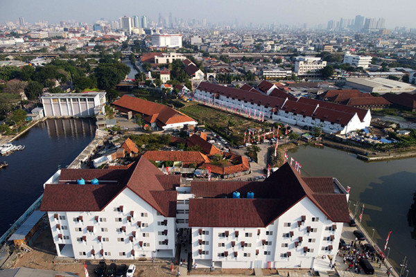 Foto udara penampakan Rumah Susun Aquarium di kawasan Pasar Ikan, Penjaringan, Jakarta Utara, Selasa (17/8/2021).