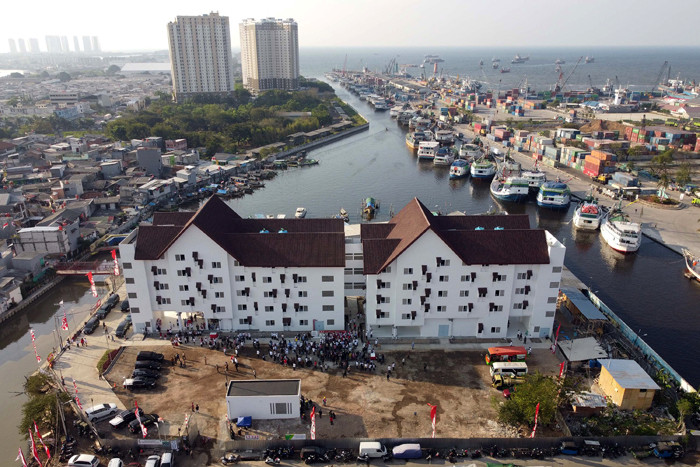 Foto udara penampakan Rumah Susun Aquarium di kawasan Pasar Ikan, Penjaringan, Jakarta Utara, Selasa (17/8/2021).