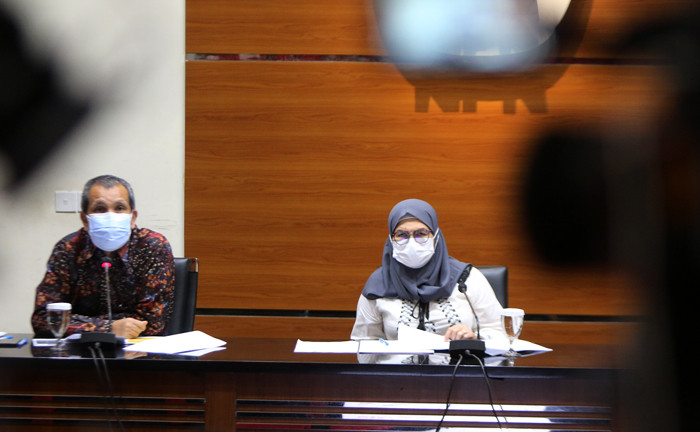 Deputi Pencegahan dan monitoring KPK Pahala Nainggolan (kiri) dan Wakil ketua KPK Lili Pintauli Siregar memberikan keterangan pers di Jakarta, Rabu (18/8/2021).