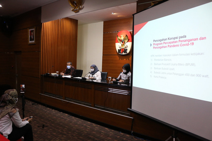 Deputi Pencegahan dan monitoring KPK Pahala Nainggolan (kiri) dan Wakil ketua KPK Lili Pintauli Siregar memberikan keterangan pers di Jakarta, Rabu (18/8/2021).