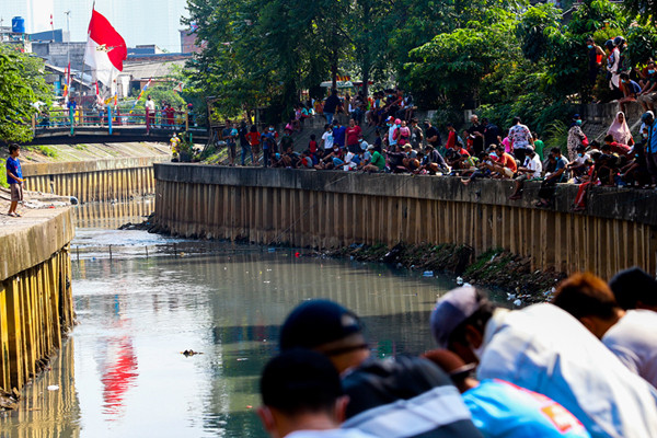 Warga mengikuti lomba mancing sambil berjemur dengan protokol kesehatan dalam rangka HUT Kemerdekaan ke-76 di Kali Grogol, Jakarta Barat, Selasa (17/8/2021).