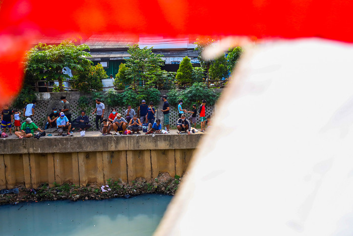 Warga mengikuti lomba mancing sambil berjemur dengan protokol kesehatan dalam rangka HUT Kemerdekaan ke-76 di Kali Grogol, Jakarta Barat, Selasa (17/8/2021).