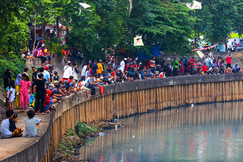 Warga mengikuti lomba mancing sambil berjemur dengan protokol kesehatan dalam rangka HUT Kemerdekaan ke-76 di Kali Grogol, Jakarta Barat, Selasa (17/8/2021).