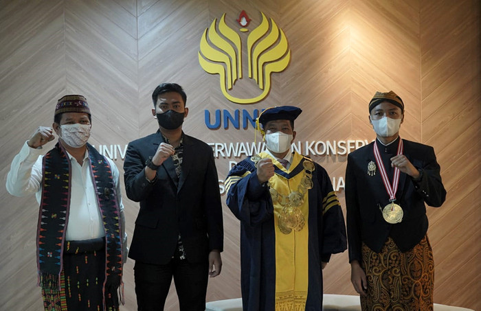 Unnes mengajak mahasiswa baru untuk mencintai kebhinekaan yang ada di Indonesia. Salah satunya dengan mencintai budaya Indonesia yaitu busana adat daerah.
