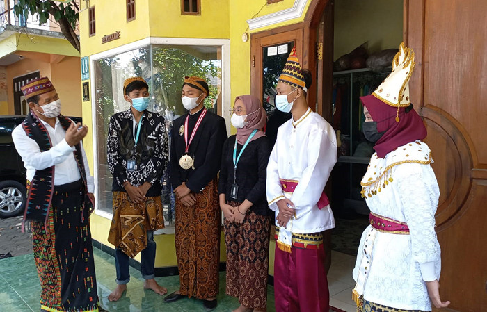 Unnes mengajak mahasiswa baru untuk mencintai kebhinekaan yang ada di Indonesia. Salah satunya dengan mencintai budaya Indonesia yaitu busana adat daerah.