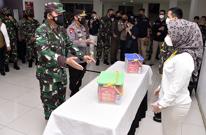 Panglima TNI Marsekal TNI Hadi Tjahjanto meninjau Rumah Sakit Darurat Wisma Atlet Kemayoran, Jakarta Pusat, Selasa (17/8/2021) malam.