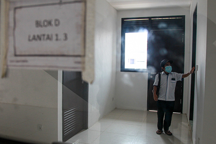 Petugas keamanan berjalan di depan Blok D, Kampung Susun Akuarium, Penjaringan, Jakarta Utara, Rabu (18/8/2021).