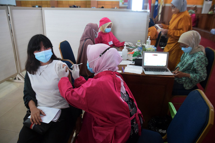 Ribuan mahasiswa antusias mengikuti sentra vaksinasi di Auditorium Kampus Unnes, Sekaran, Gunungpati, Semarang, Jawa Tengah, Rabu (18/8/2021).