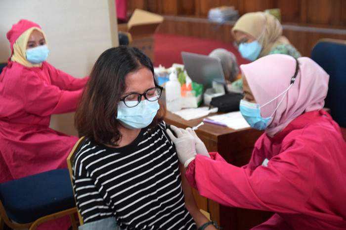 Ribuan mahasiswa antusias mengikuti sentra vaksinasi di Auditorium Kampus Unnes, Sekaran, Gunungpati, Semarang, Jawa Tengah, Rabu (18/8/2021).