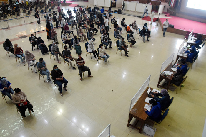 Ribuan mahasiswa antusias mengikuti sentra vaksinasi di Auditorium Kampus Unnes, Sekaran, Gunungpati, Semarang, Jawa Tengah, Rabu (18/8/2021).