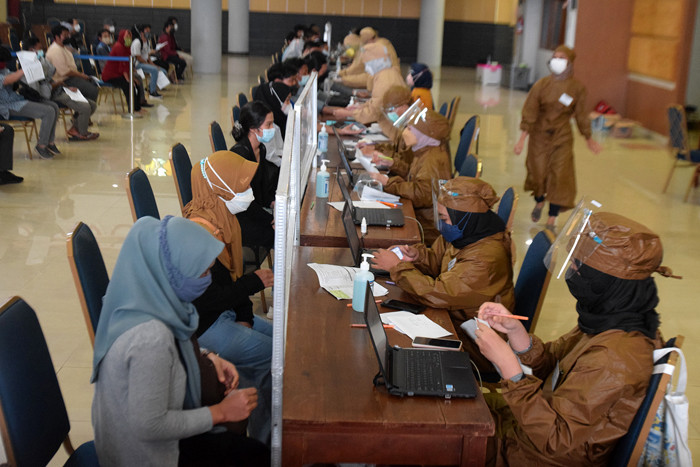 Ribuan mahasiswa antusias mengikuti sentra vaksinasi di Auditorium Kampus Unnes, Sekaran, Gunungpati, Semarang, Jawa Tengah, Rabu (18/8/2021).