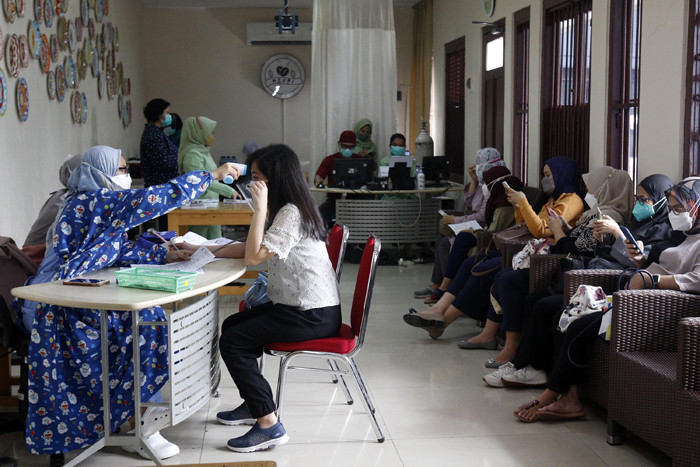Sejumlah ibu hamil dan menyusui mengikuti vaksinasi Covid-19 di RSIA Tambak, Jakarta, Rabu (18/8/2021).