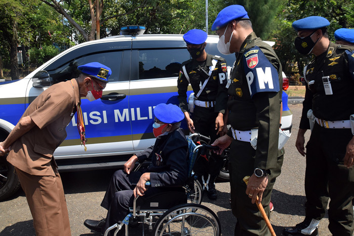 Dua veteran perang Kemerdekaan RI, Kapten CPM Purn Sanjoto dan Letda CPM Purn R Soemardi saat bertemu di TMP Giri Tunggal, Semarang, Selasa (17/8/2021).