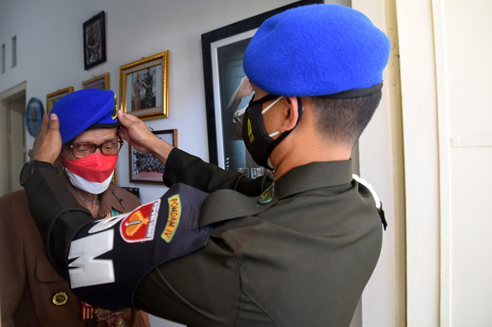 Dua veteran perang Kemerdekaan RI, Kapten CPM Purn Sanjoto dan Letda CPM Purn R Soemardi saat bertemu di TMP Giri Tunggal, Semarang, Selasa (17/8/2021).
