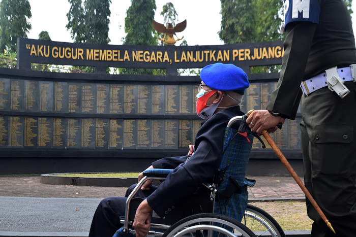 Dua veteran perang Kemerdekaan RI, Kapten CPM Purn Sanjoto dan Letda CPM Purn R Soemardi saat bertemu di TMP Giri Tunggal, Semarang, Selasa (17/8/2021).