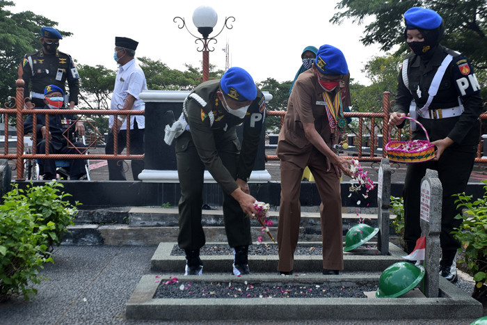 Dua veteran perang Kemerdekaan RI, Kapten CPM Purn Sanjoto dan Letda CPM Purn R Soemardi saat bertemu di TMP Giri Tunggal, Semarang, Selasa (17/8/2021).