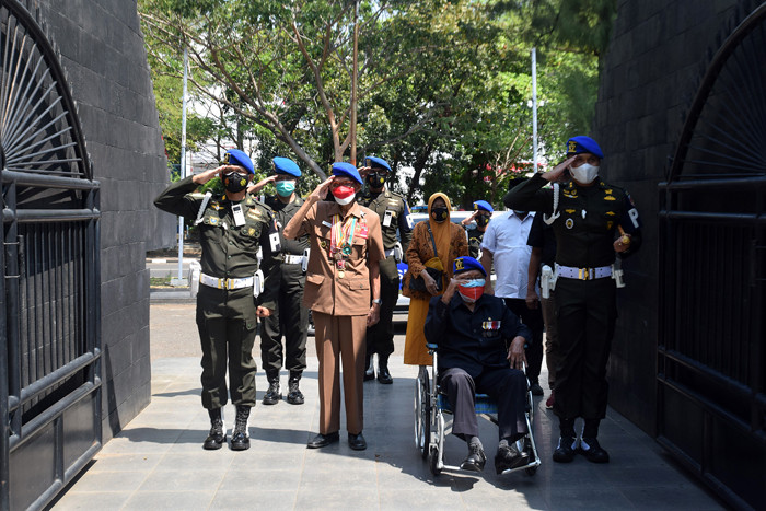 Dua veteran perang Kemerdekaan RI, Kapten CPM Purn Sanjoto dan Letda CPM Purn R Soemardi saat bertemu di TMP Giri Tunggal, Semarang, Selasa (17/8/2021).