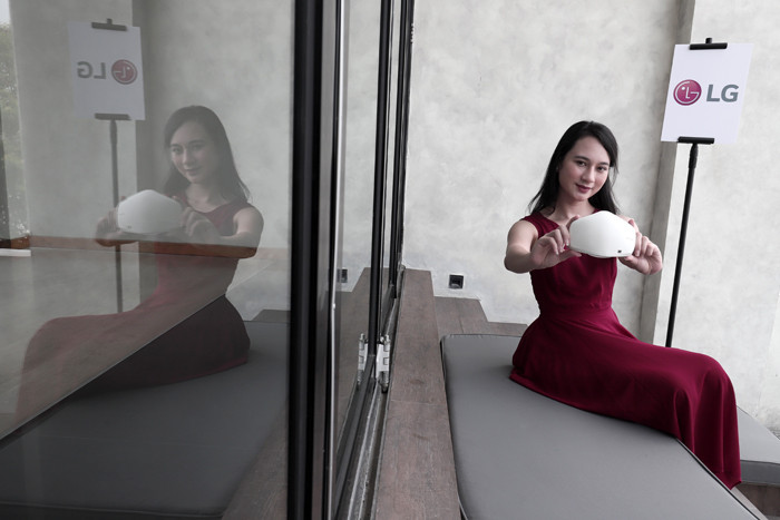 Model menunjukkan LG PuriCare Wearable Air Purifier di Jakarta, Kamis (19/8/2021).