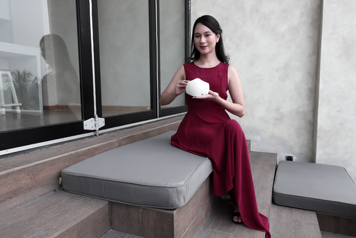 Model menunjukkan LG PuriCare Wearable Air Purifier di Jakarta, Kamis (19/8/2021).