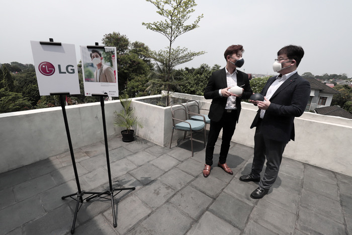 Model menunjukkan LG PuriCare Wearable Air Purifier di Jakarta, Kamis (19/8/2021).