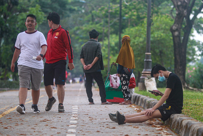 Warga saat berolahraga di Jalur Banjir Kanal Timur (BKT), Jakarta Timur, Kamis (19/8/2021).