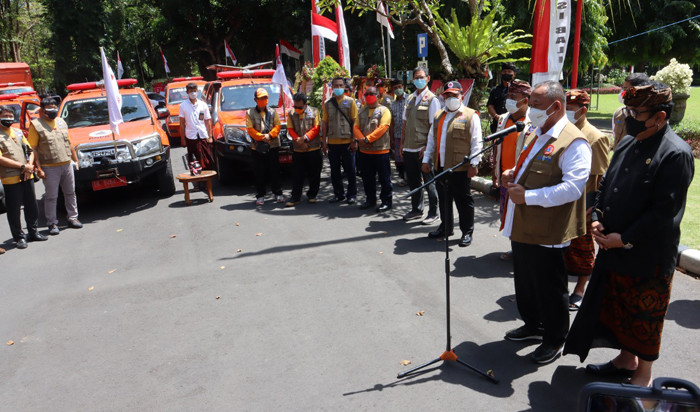 Kepala BNPB Letjen TNI Ganip Warsito melepas secara simbolis mobil masker di Kantor Gubernur Bali, Denpasar, Kamis (19/8/2021).