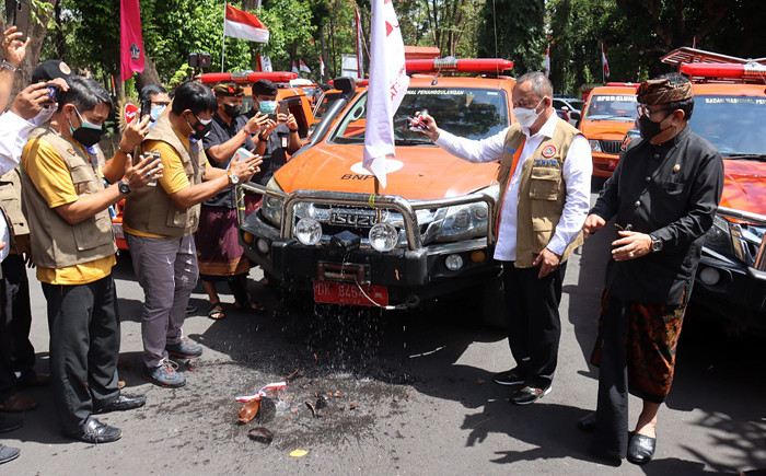 Kepala BNPB Letjen TNI Ganip Warsito melepas secara simbolis mobil masker di Kantor Gubernur Bali, Denpasar, Kamis (19/8/2021).