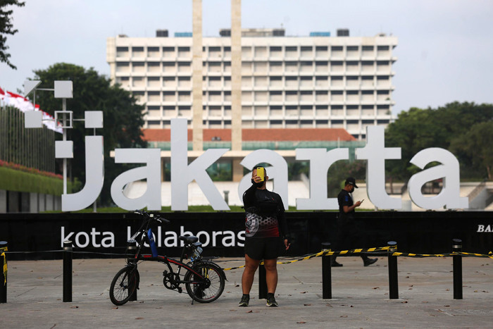 Warga berolahraga di kawasan Lapangan Banteng, Jakarta, Kamis (19/8/2021).