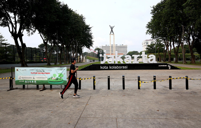 Warga berolahraga di kawasan Lapangan Banteng, Jakarta, Kamis (19/8/2021).