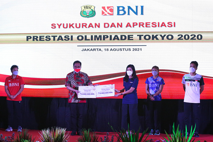 Apresiasi secara simbolis berupa Perlindungan Asuransi Jiwa sebesar Rp2 miliar untuk Greysia Polii/Apriyani Rahayu di Pelatnas PBSI, Cipayung, Rabu (18/8/2021).