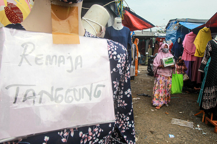 Pedagang menunggu pembeli di Pasar Ramayana Tasik, Cideng, Jakarta Pusat, Kamis (19/8/2021).