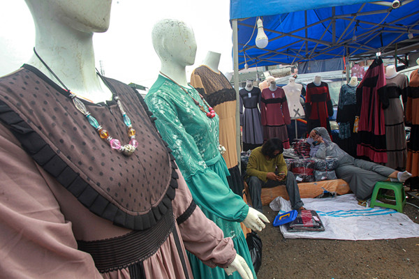 Pedagang menunggu pembeli di Pasar Ramayana Tasik, Cideng, Jakarta Pusat, Kamis (19/8/2021).