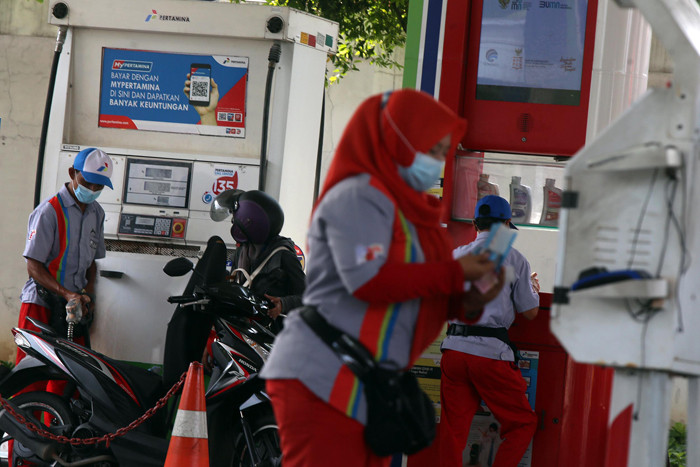 Petugas melayani pembayaran non tunai di Spbu Coco Jemursari Surabaya, Jawa Timur, Kamis (19/8/2021).