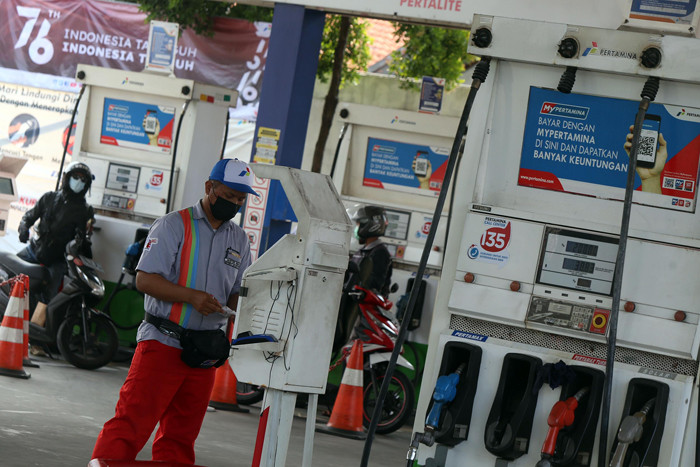 Petugas melayani pembayaran non tunai di Spbu Coco Jemursari Surabaya, Jawa Timur, Kamis (19/8/2021).