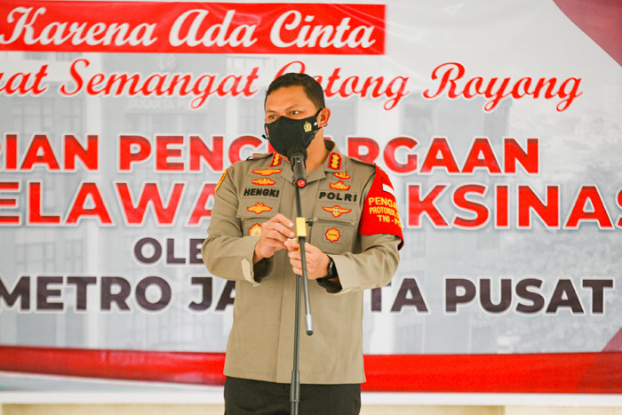 Kapolres Metro Jakpus Kombes Hengki Haryadi memberikan piagam penghargaan kepada relawan Vaksinasi Merdeka di Polres Metro Jakarta Pusat, Jumat (20/8/2021).