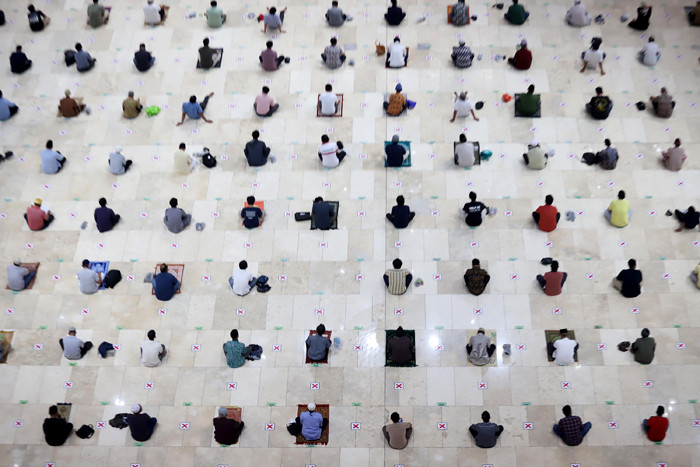 Umat Islam menunaikan shalat Jumat di Masjid Istiqlal, Jakarta, Jumat (20/8/2021).