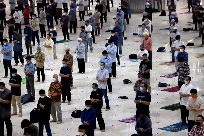 Umat Islam menunaikan shalat Jumat di Masjid Istiqlal, Jakarta, Jumat (20/8/2021).