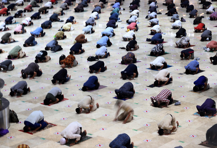 Umat Islam menunaikan shalat Jumat di Masjid Istiqlal, Jakarta, Jumat (20/8/2021).