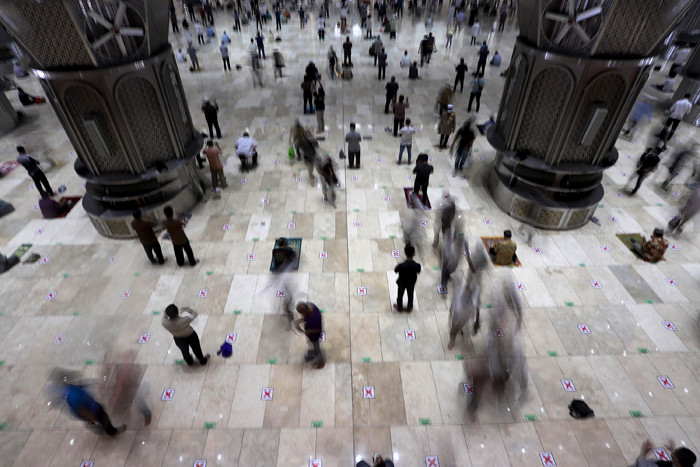 Umat Islam menunaikan shalat Jumat di Masjid Istiqlal, Jakarta, Jumat (20/8/2021).