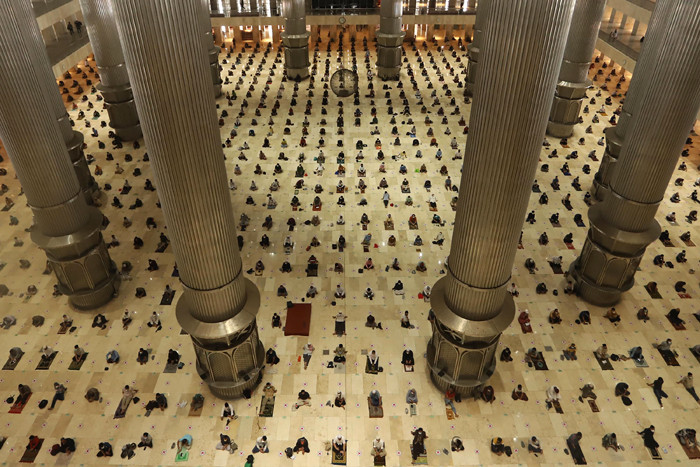 Umat Islam menunaikan shalat Jumat di Masjid Istiqlal, Jakarta, Jumat (20/8/2021).