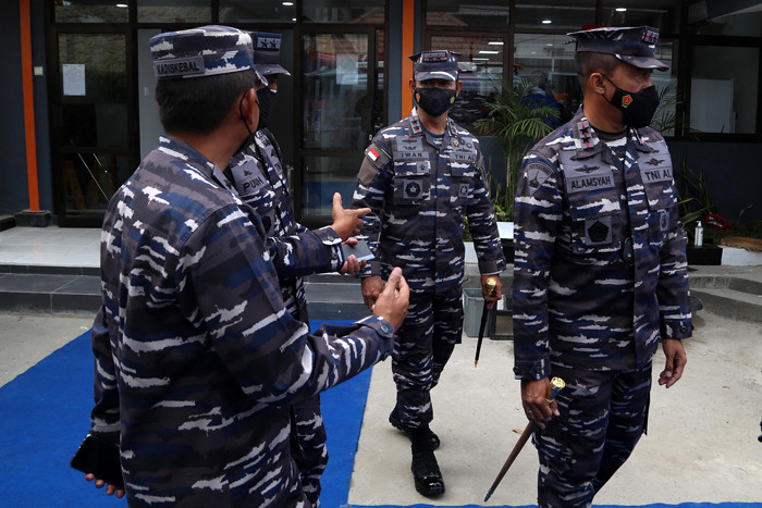 Petugas menyiapkan ranjang pasien disela-sela peresmian Rumah Oksigen Gotong Royong di kawasan Berbek Industri Rungkut, Surabaya, Jawa Timur, Jumat (20/8/2021).