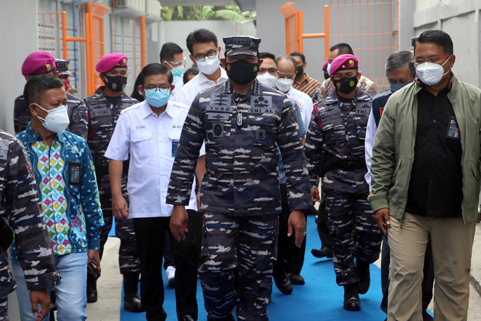 Petugas menyiapkan ranjang pasien disela-sela peresmian Rumah Oksigen Gotong Royong di kawasan Berbek Industri Rungkut, Surabaya, Jawa Timur, Jumat (20/8/2021).