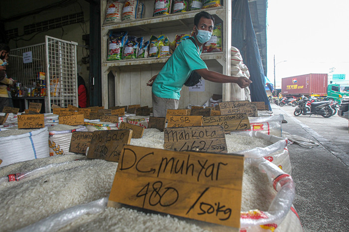 Aktivitas bongkar muat beras di Pasar Induk Beras, Cipinang, Jakarta Timur, Sabtu (21/8/2021).