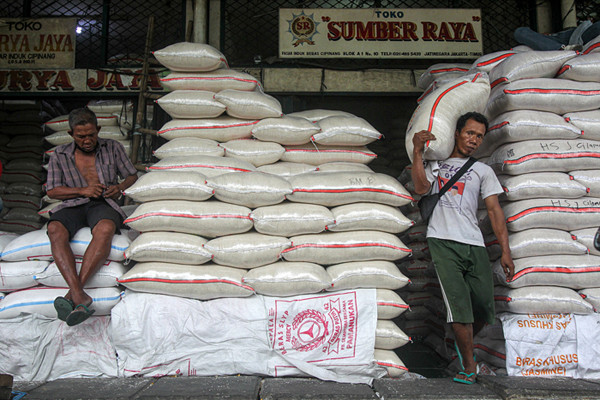 Aktivitas bongkar muat beras di Pasar Induk Beras, Cipinang, Jakarta Timur, Sabtu (21/8/2021).