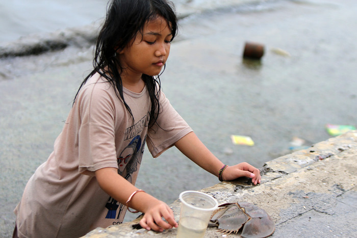 Warga dan anak-anak bermain di kawasan Pelabuhan Kaliadem, Muara Angke, Jakarta, Sabtu (21/8/2021).