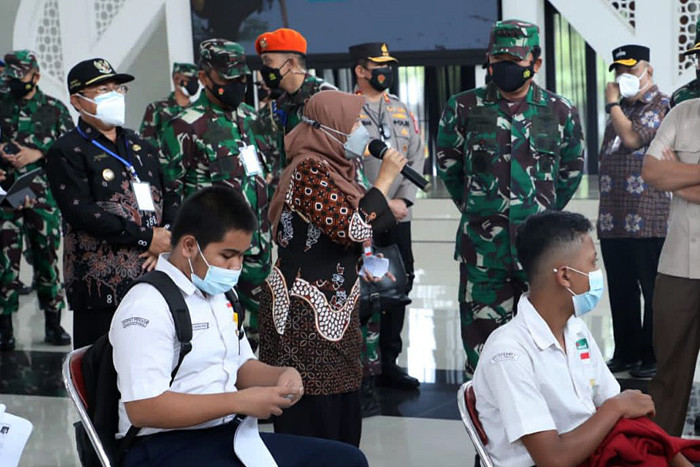Panglima TNI Marsekal TNI Hadi Tjahjanto meninjau serbuan vaksinasi di Kulon Progo, Daerah Istimewa Yogyakarta, Sabtu (21/8/2021).