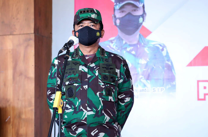 Panglima TNI Marsekal TNI Hadi Tjahjanto meninjau serbuan vaksinasi di Kulon Progo, Daerah Istimewa Yogyakarta, Sabtu (21/8/2021).