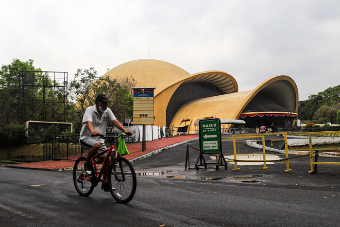 Warga saat berolahraga sore di kawasan tempat wisata Taman Mini Indonesia Indah (TMII), Sabtu (21/8/2021).