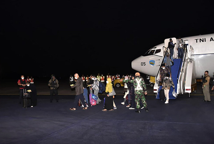 Sejumlah warga negara indonesia (WNI) yang dievakuasi dari Afghanistan tiba di Bandara Halim Perdanakusuma, Jakarta, Sabtu (21/8/2021) dini hari.